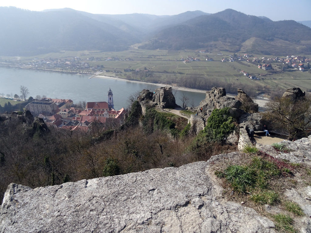 Blick von der Burgruine Dürnstein auf Dürnstein und die Donau