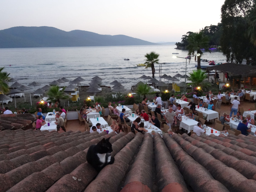 Blick vom A-la-carte-Restauran über das Hauptrestaurant auf den Strand