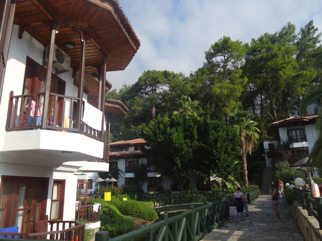 Hotel Yücelen - Der kleine See und der Bach werden von einer Quelle auf dem Hotelgelände gespeist