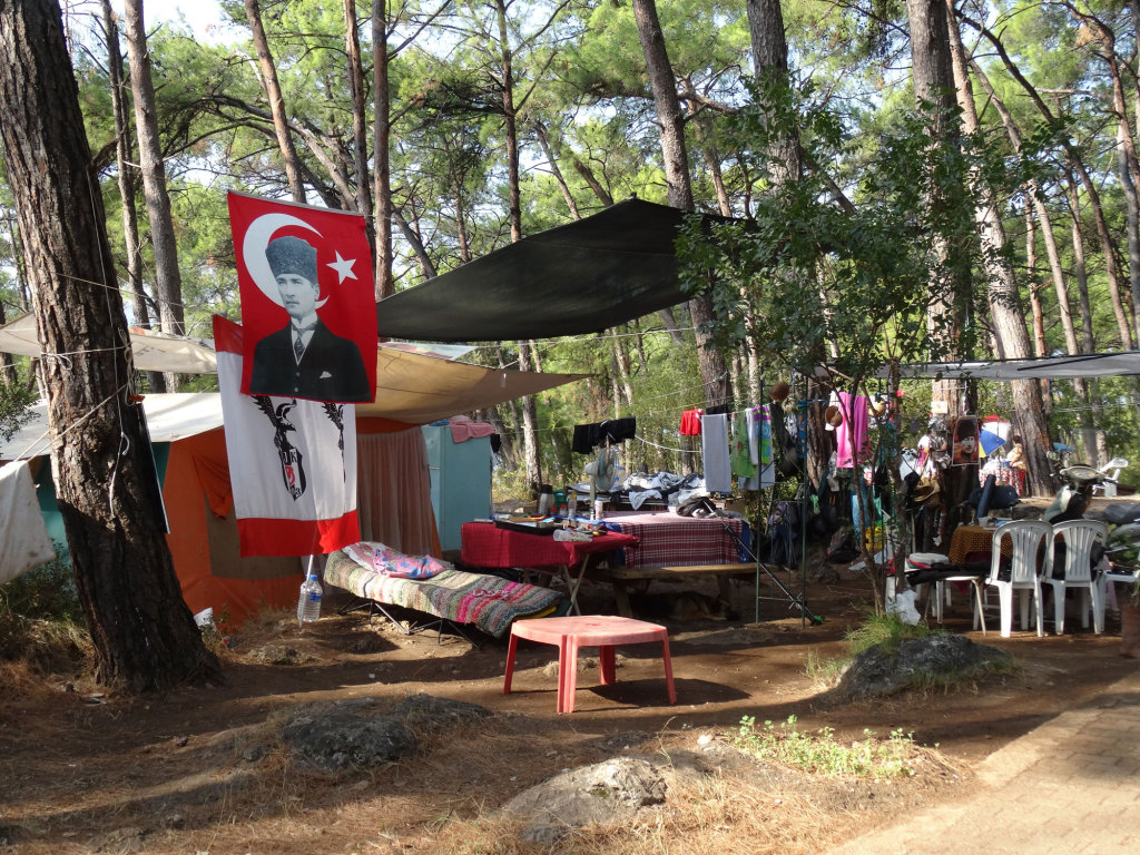 Ein türkischer Campingplatz - Man wohnt mit allem, was man halt so braucht