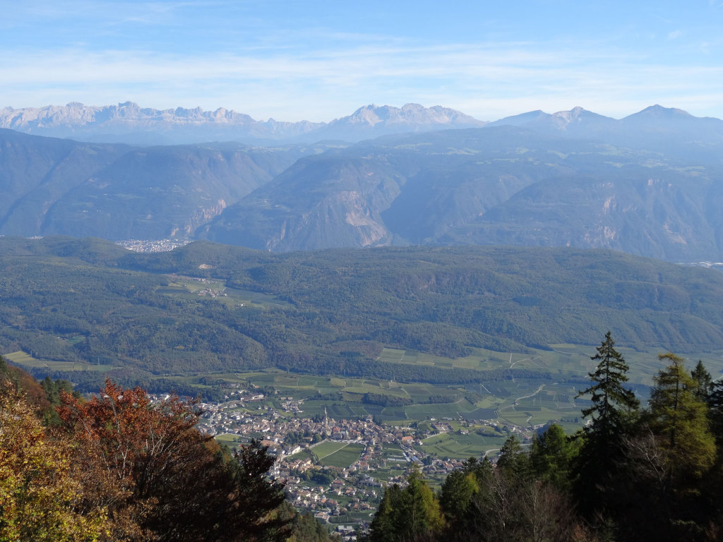 Blick vom Mendelpass auf Kaltern und die Dolomiten