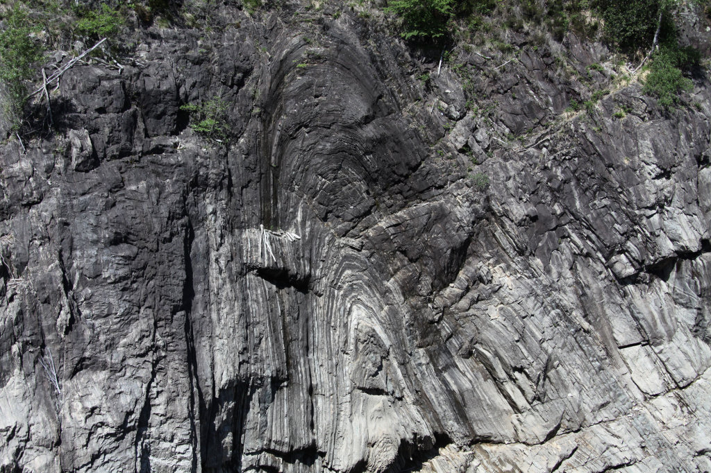 Steinformation am Verzasca-Staudamm