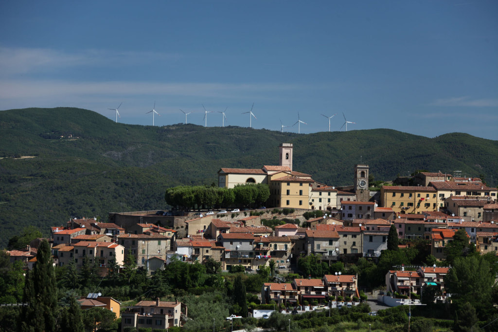 Blick auf Montescudaio - über die Windräder am Horizont kann man ja nun geteilter Meinung sein