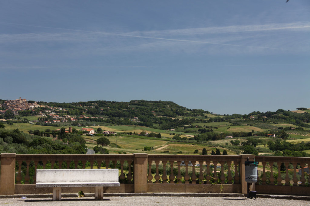 Blick von Bibbona auf Montescudaio