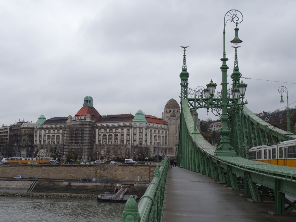 Blick von der Freiheitsbrücke auf das Hotel Gellért