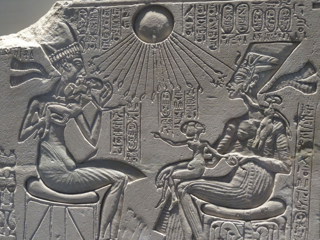 Neues Museum - Hausaltar: Echnaton, Nofretete und drei ihrer Töchter unter dem Strahlen-Aton