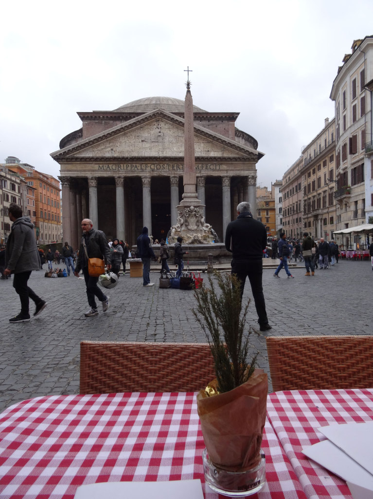 Blick von unserem Tisch auf das Pantheon