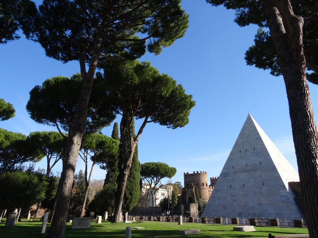 Protestantischer Friedhof - im Hintergrund Cestius-Pyramide und Porta San Paolo