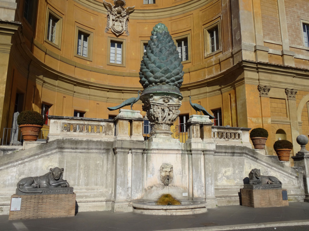 Cortile della pigna (Pinienhof) mit dem 4 Meter hohen Pinienzapfen aus Bronze