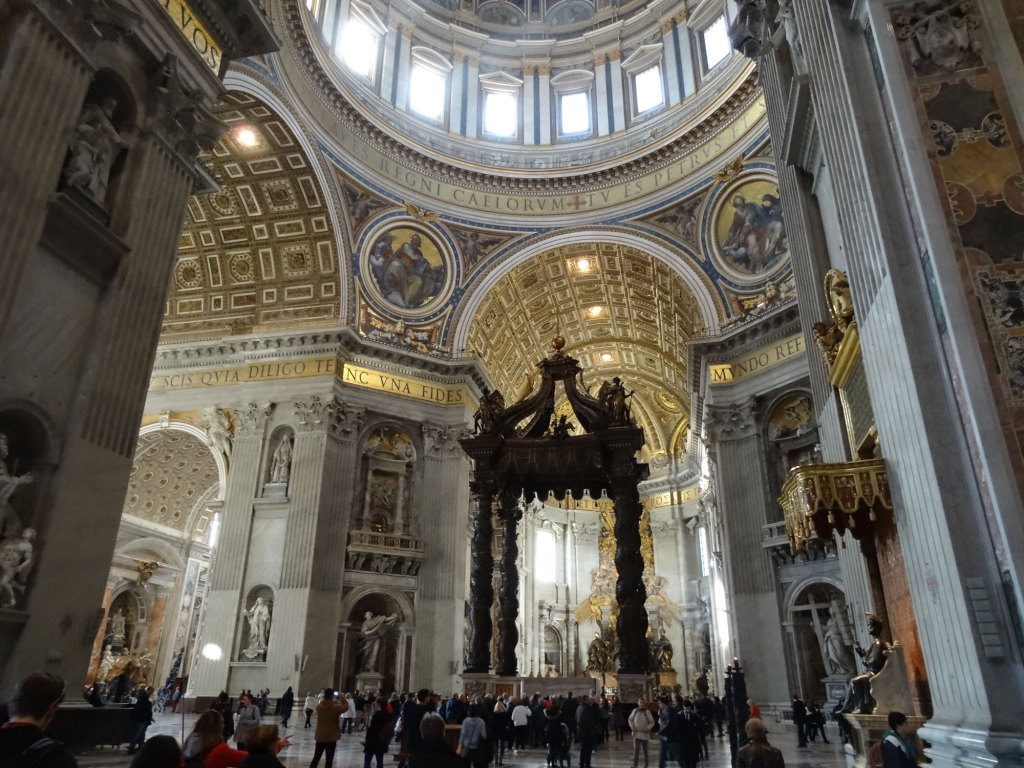 Petersdom - Der Papstaltar unter einem 29 Meter hohen Bronze-Baldachin