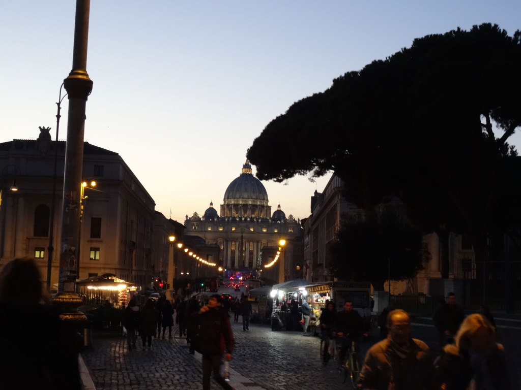 Blick durch die Via della Conciliazione auf den Petersdom