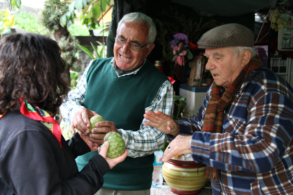 Senhor Ramos und der Besitzer des Santana-Hauses - Cherimoya-Früchte