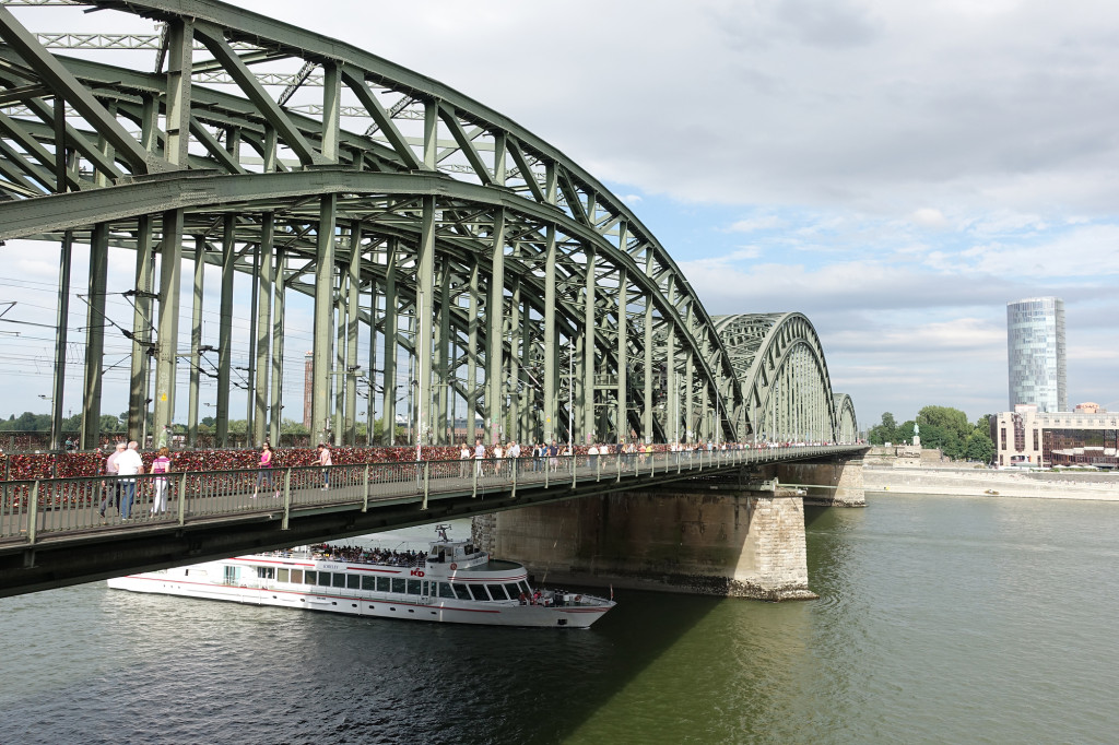 Hohenzollernbrücke - im Hintergrund das Gebäude KölnTriangle