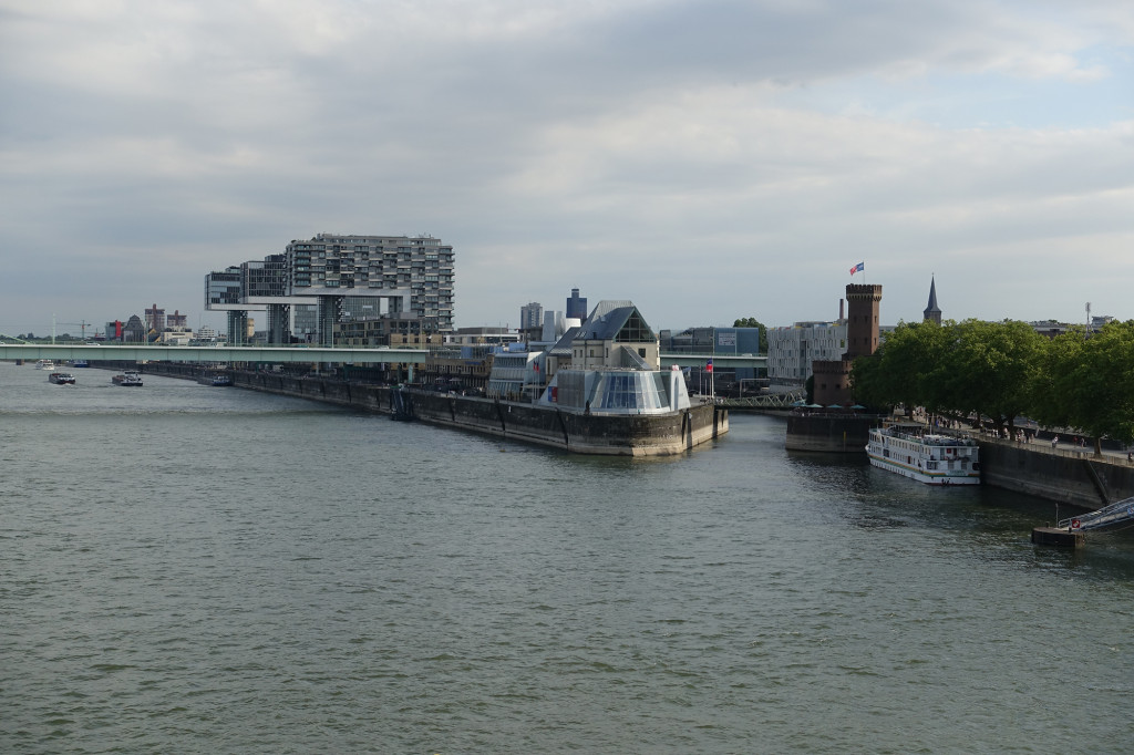 Blick von der Deutzer Brücke auf die Kranhäuser am Rheinauhafen und auf das Schokoladenmuseum