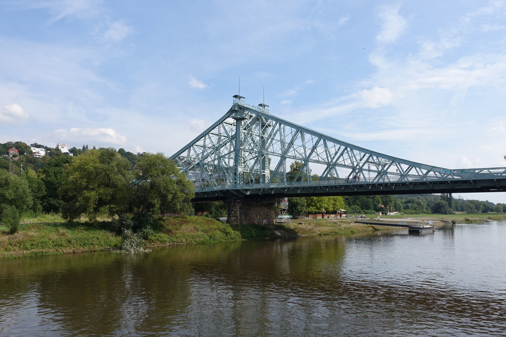 Fahrt auf der Elbe - die Brücke "Das blaue Wunder"