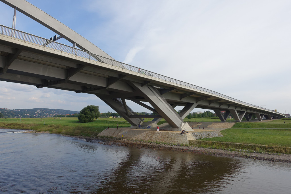 Fahrt auf der Elbe - die berühmt-berüchtigte Waldschlösschen-Brücke