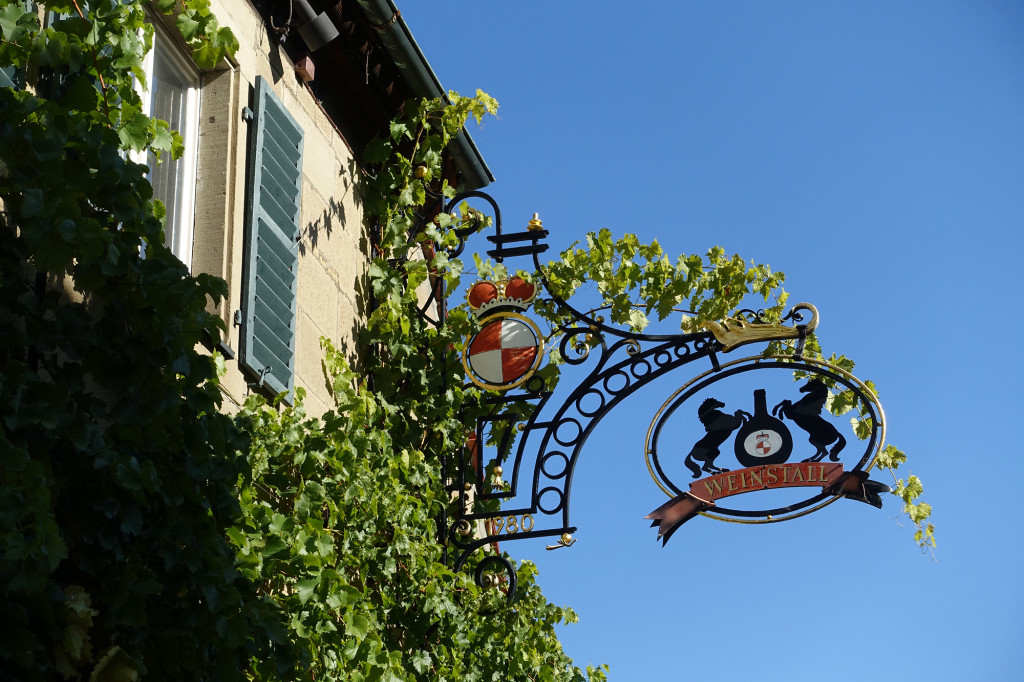 Castell - das Restaurant Reitstall mit dem Wappen der Castells