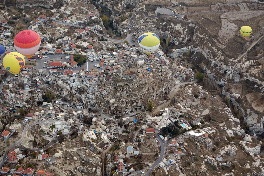 DSC06966 Türkei Nov. 15 - Kappadokien - Ballonfahrt - Blick auf Uchisar