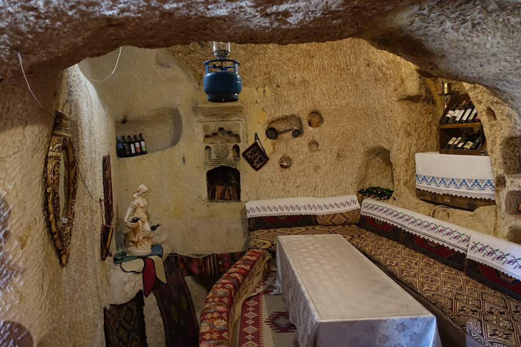 Zimmer einer in den Tuff gehauenen Behausung in Ortahisar