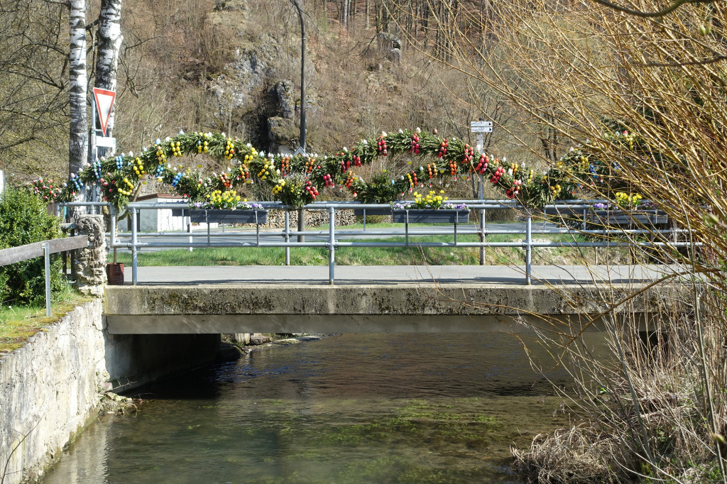 Aufseß - ein Osterbrauch aus der Fränkischen Schweiz - wo kein Brunnen, da wird eben die Brücke mit Ostereiern verziert