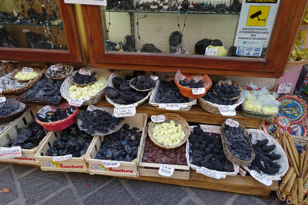 Lipari-Stadt - Verkauf von "Früchten" der vulkanischen Tätigkeit