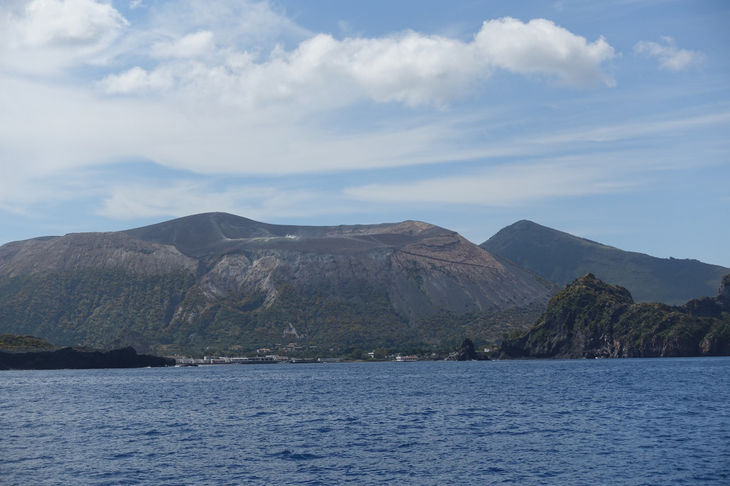 Blick auf die Insel Vulcano mit ihrem Vulkan Vulcano