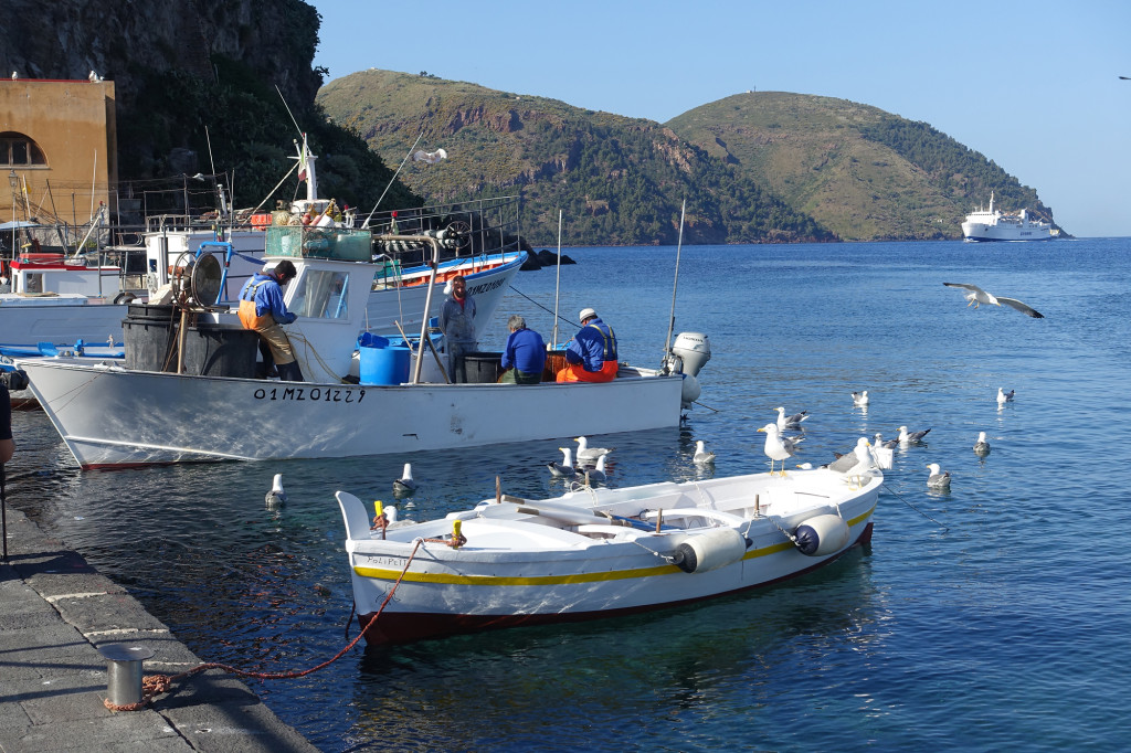 Lipari-Stadt - Marina Corta - Fischer bei der Arbeit