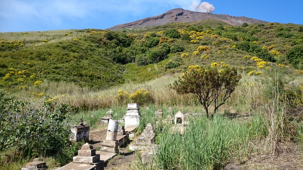 Stromboli - Der alte Friedhof und der Vulkan