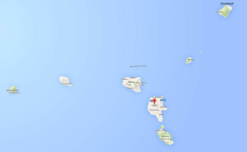 Die Konstellation der Liparischen Inseln im Tyrrhenischen Meer nordöstlich von Sizilien