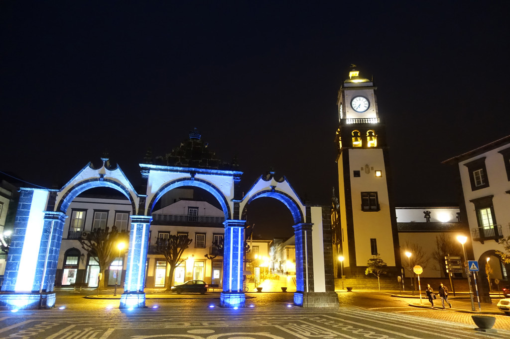 Ponta Delgada - Portas da Cidade und Igreja Matriz (die Hauptkirche)