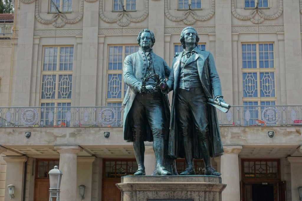 Goethe und Schiller vor dem Nationaltheater