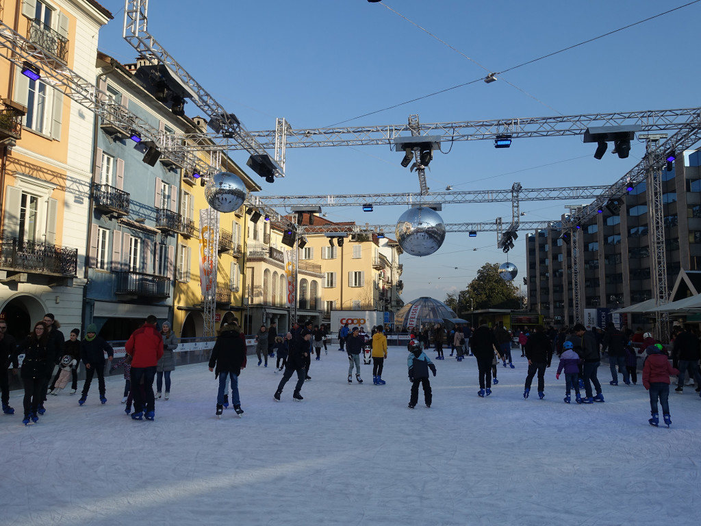 Eislaufen "unter Palmen" - im Sommer findet hier, auf der Piazza Grande von Locarno, das berühmte Film-Festival statt