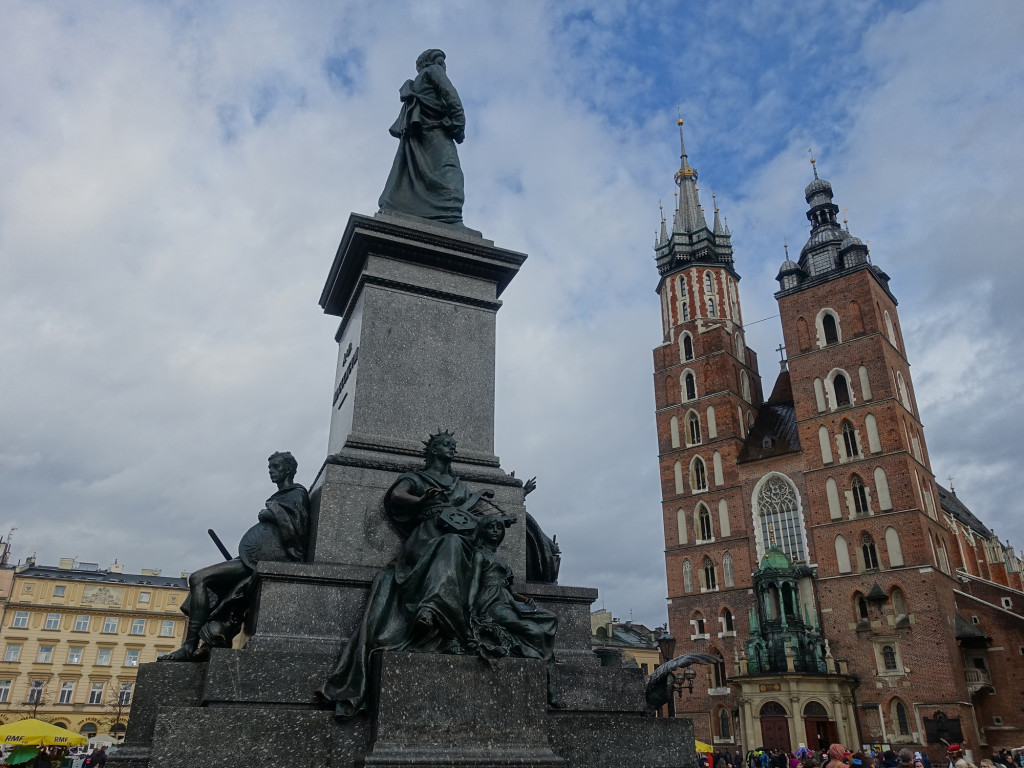 Am Rynek - Adam-Mickiewicz-Denkmal und Marienkirche