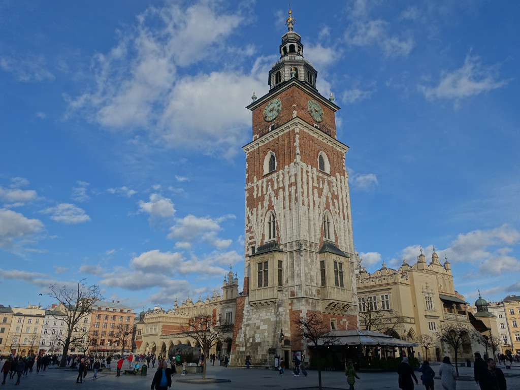 Der Platz Rynek mit dem Rathausturm