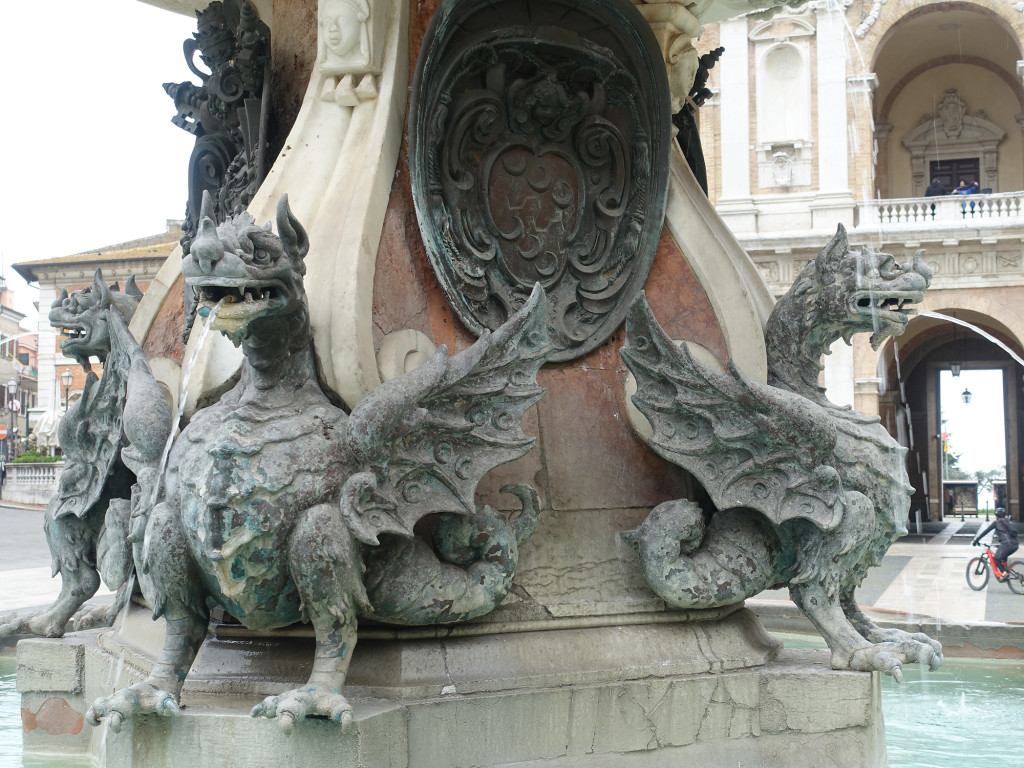 Loreto - Detail am Brunnen