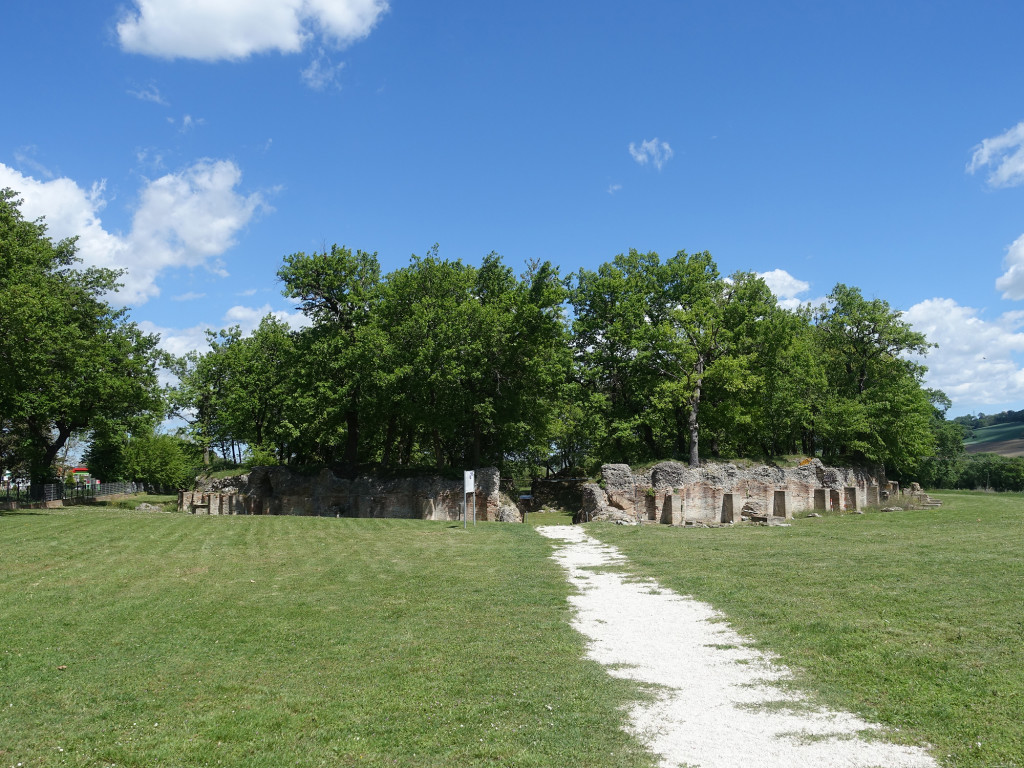 Wanderung nach Urbisaglia - die Überreste des Amphitheaters der römischen Stadt Urbs Salvia