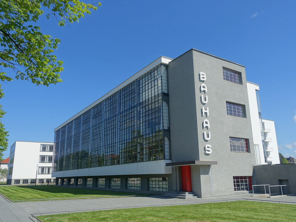 Dessau - Bauhaus - der Werkstättentrakt mit der vorgehängten Glasfassade