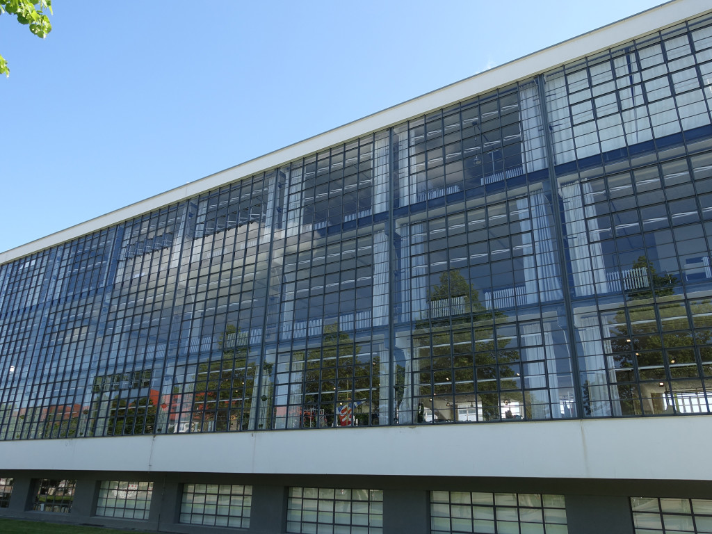 Dessau - Bauhaus - der Werkstättentrakt mit der vorgehängten Glasfassade
