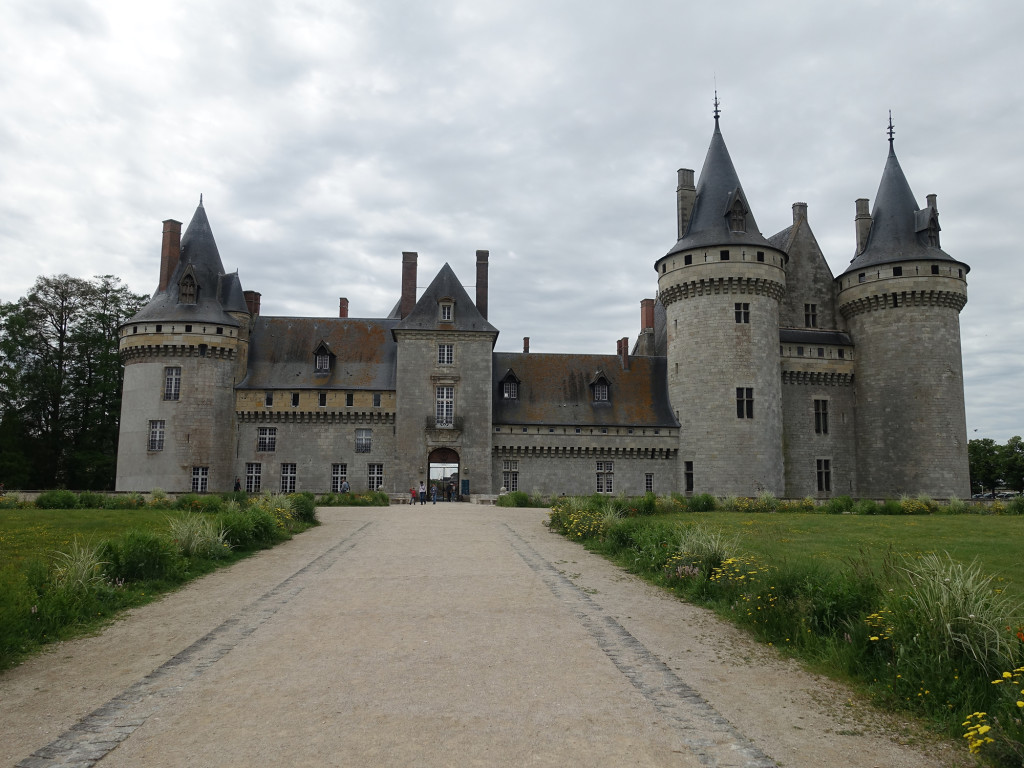 Sully-sur-Loire - wir kommen aus dem Park und nähern uns dem Schloss
